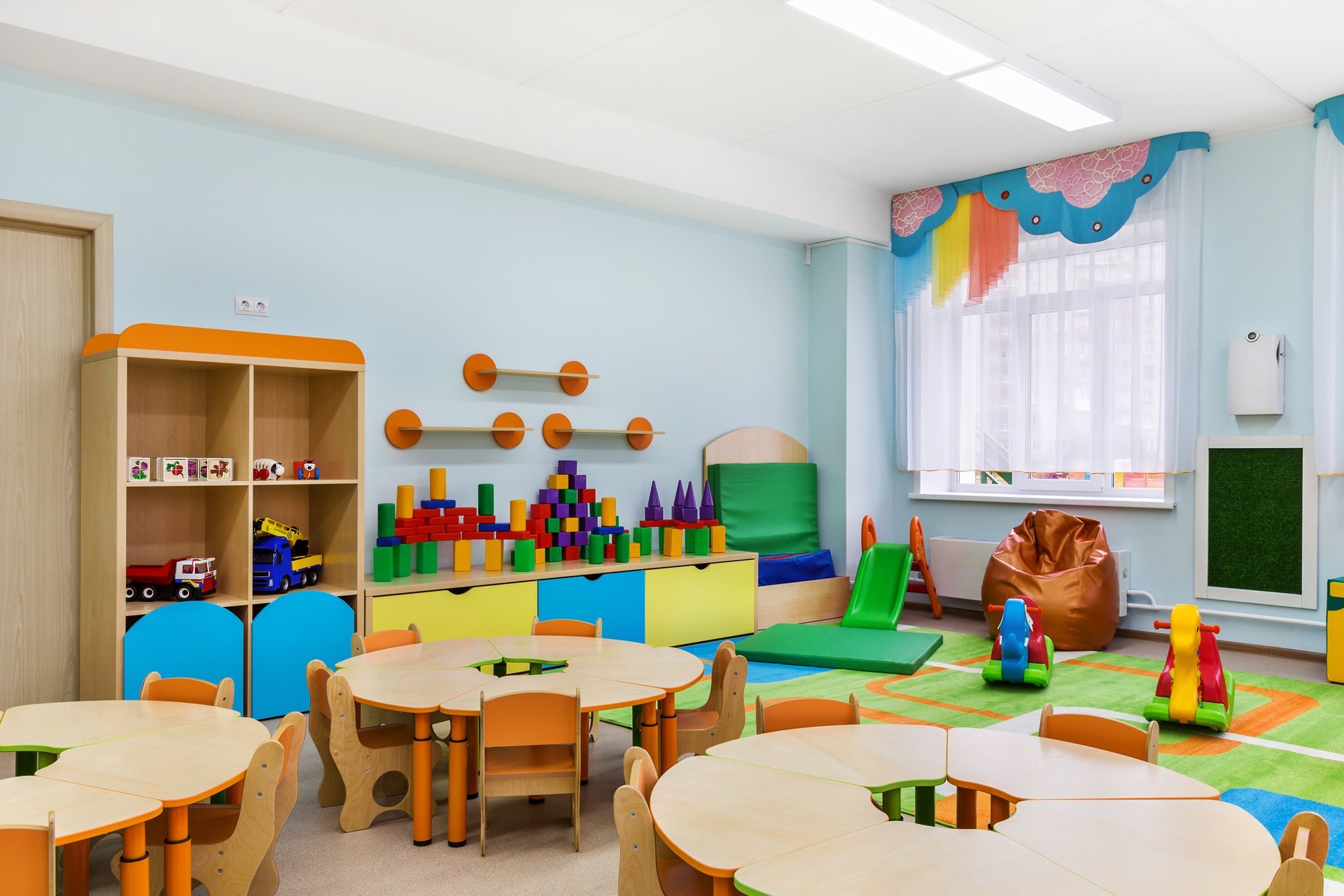 Будут ли работать садики. Групповая комната в детском саду. Современный детский сад. Дизайн групповой комнаты в детском саду. Современная мебель для групповой детского сада.